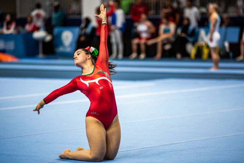 Das Bild zeigt eine mexikanische Athletin beim Wettbewerb in der Rhythmische Sportgymnastik.