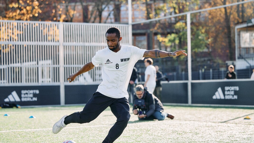 Auf dem Foto sieht man einen Fußballer in Action. Er ist Teil der deutschen Delegation für die Weltspiele.