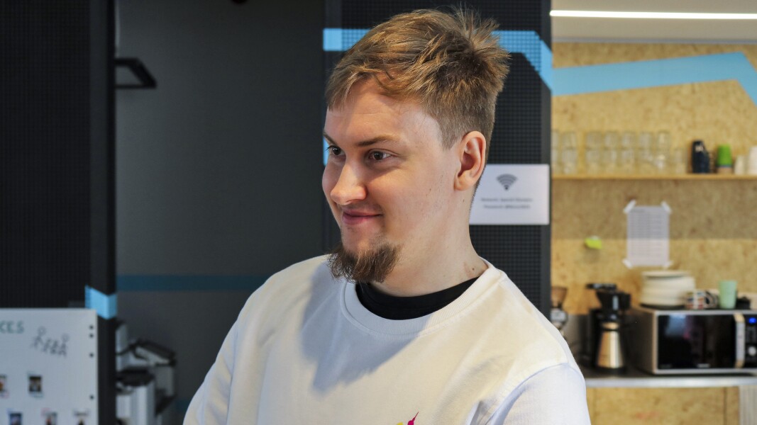 Auf dem Foto ist Maximilan Kröber zu sehen. Er schaut entspannt aus und grinst.