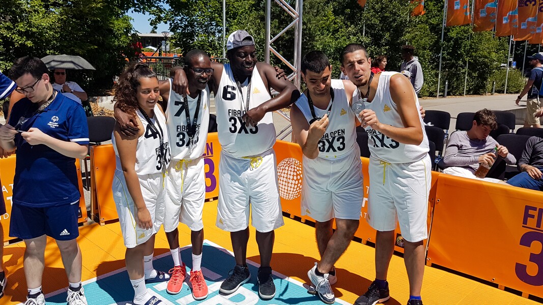 Das Foto zeigt sechs 3x3 Basketballspieler*innen, die sich über ihre Medaillien freuen.