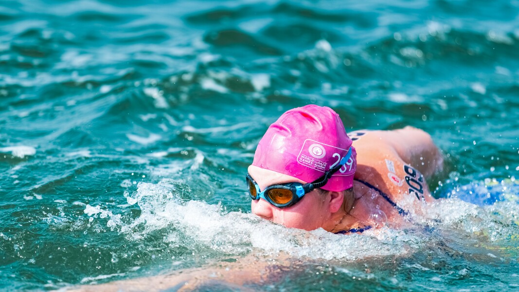 Das Foto zeigt eine Sportlerin beim Freiwasserschwimmen.