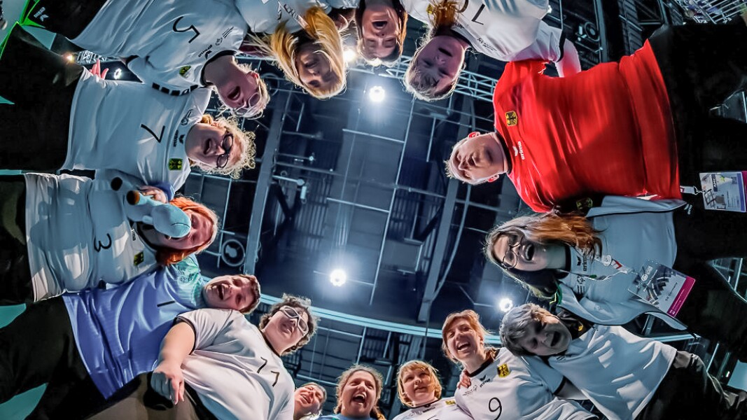 Auf dem Foto sieht man eine Mannschaft, die im Kreis steht und sich anfeuert.