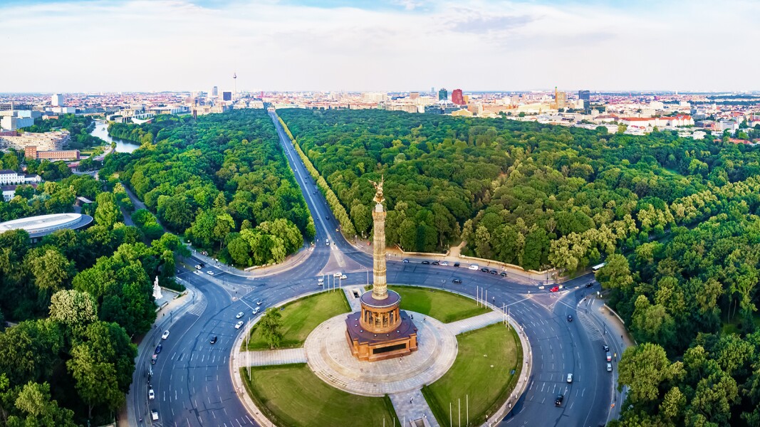 Das Foto zeigt die Siegessäule und den Tiergarten in Berlin aus der Vogelperspektive