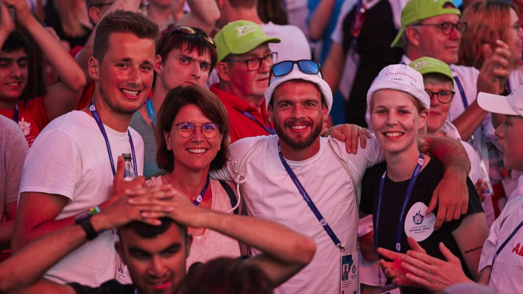 Auf dem Foto ist eine Gruppe Menschen zu sehen, die Spaß bei der Athletendisko haben.