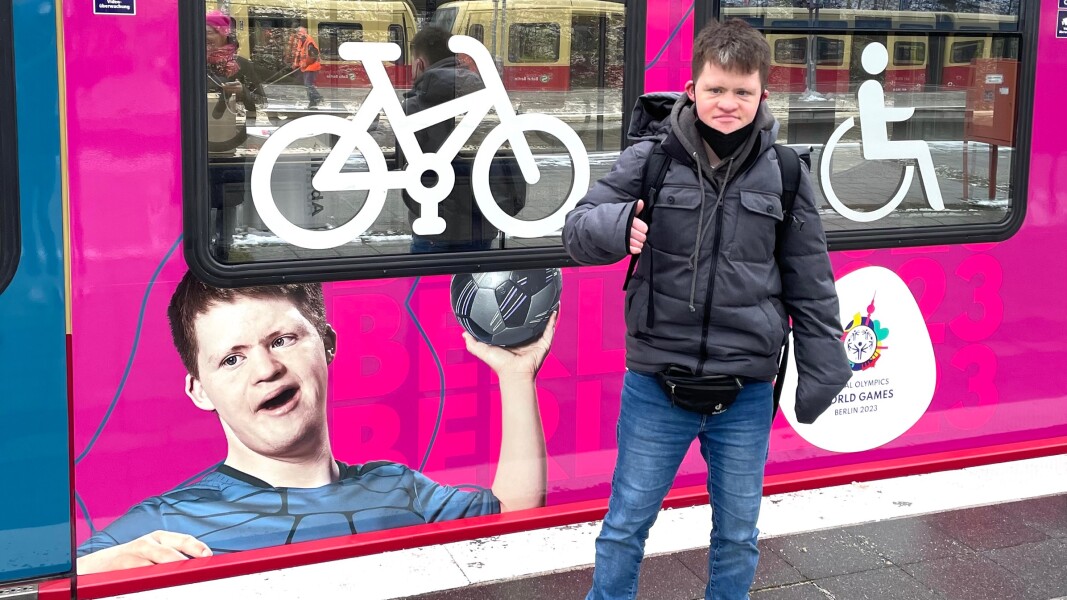 Auf dem Foto ist Arthur zu sehen. Er steht vor der beklebten S-Bahn auf welcher er Abgebildet ist.