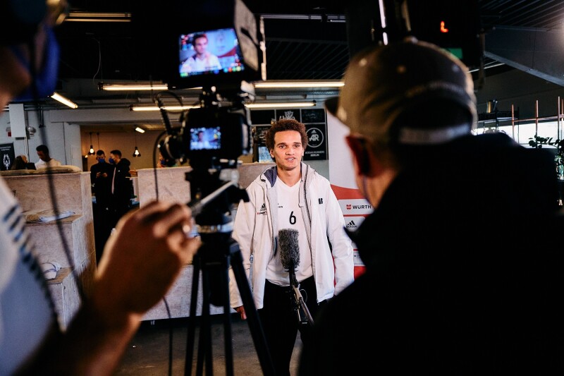 The photo shows an interview situation during the event to announce the nominees for Team SOD at the World Games. The athlete being interviewed is part of the delegation in football.