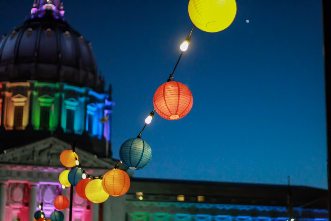The picture shows lanterns at night. In the background you can see the Berlin Cathedral.