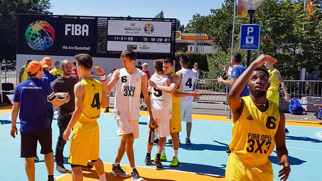 Auf dem Foto sind zwei 3x3 Basketball Teams zu sehen, die sich auf ihr Spiel vorbereiten und sich gegenseitig begrüßen.