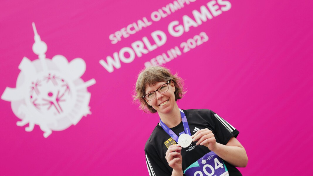 Auf dem Foto ist Annika Meissner, Leichtathletin von TeamSOD, lächelnd mit ihrer Medaille in den Händen.