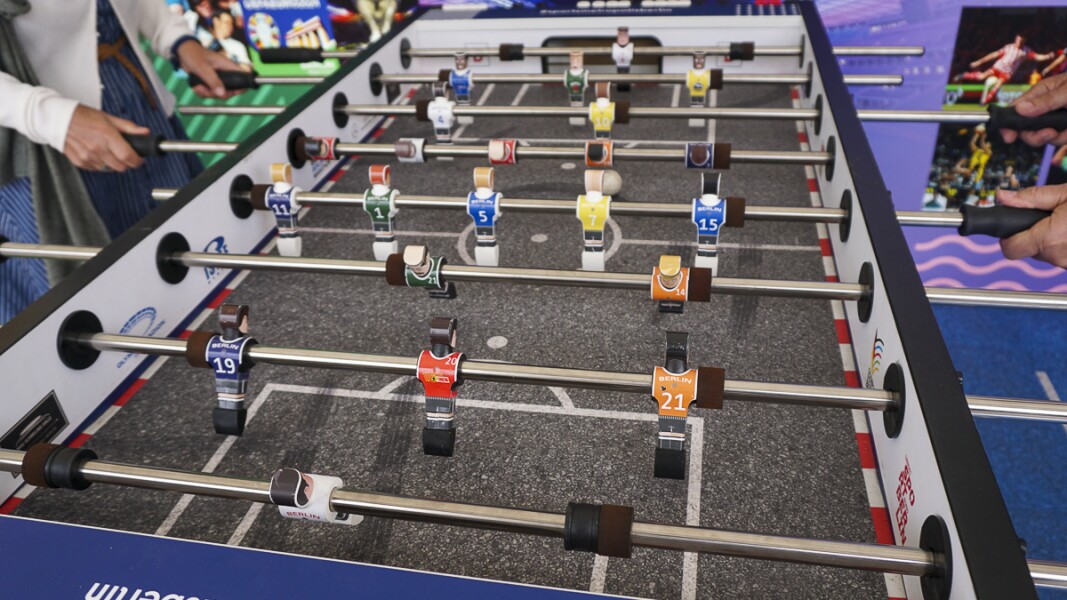 The photo shows a table soccer at the SO Festival at the Neptunbrunnen.