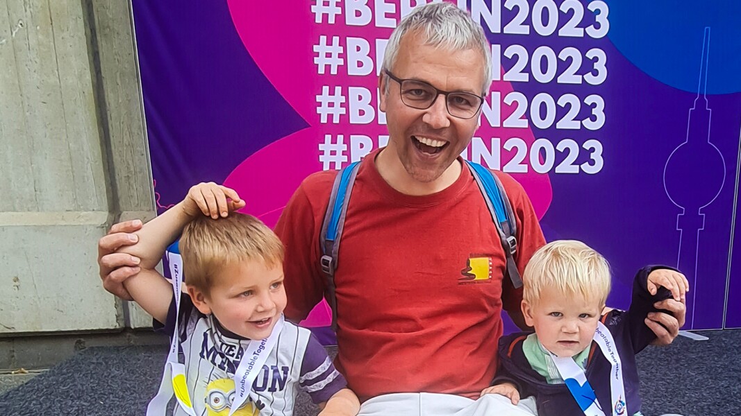 Das Foto zeigt einen Mann und zwei kleine Kinder. Sie haben an der Activity Zone teilgenommen und die Kinder freuen sich über ihre Teilnehmerschleifen.