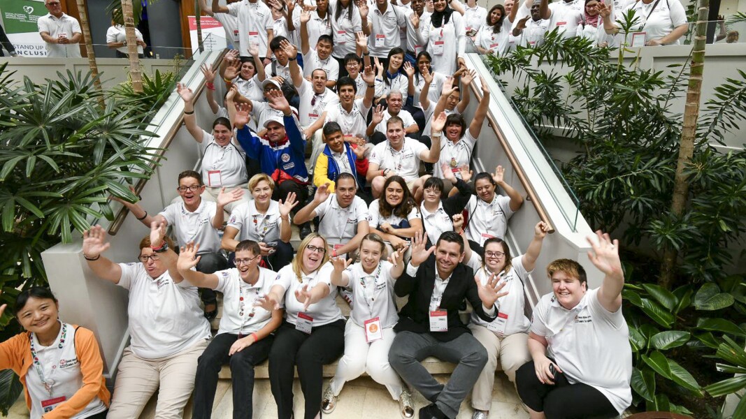 Auf dem Foto sind viele TeilnehmerInnen zu sehen, sie strecken die Arme in die höhe und lachen