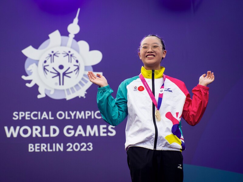 Wai aus Hong Kong zelebriert ihre erste Goldmedaille mit einem Lachen auf dem Gesicht.
