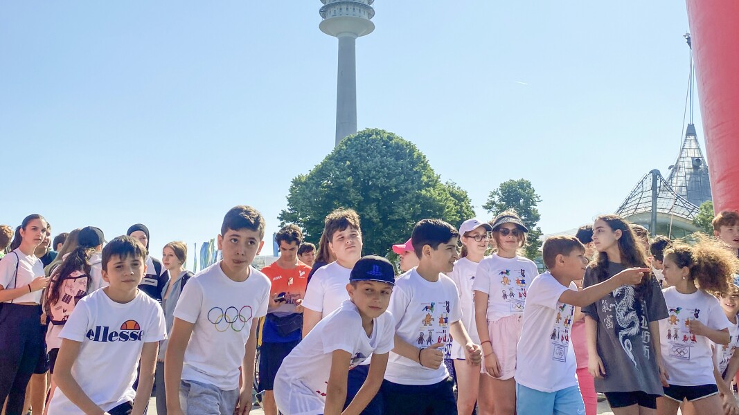 Auf dem Foto sind viele Kinder zu sehen, die sich für den Start des Inklusionstags in München bereit machen, der im Rahmen des Host Town Programs mit der Delegation aus Kanada stattfand.