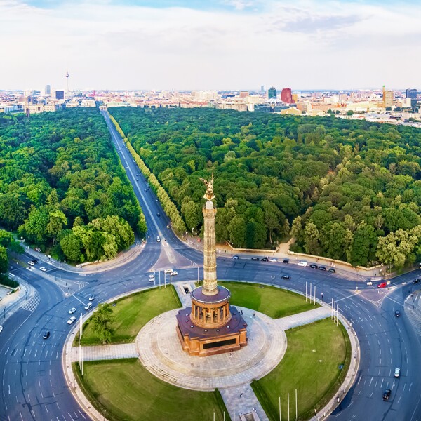 Das Foto zeigt die Siegessäule und den Tiergarten in Berlin aus der Vogelperspektive