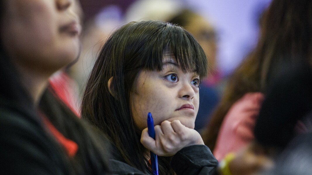 Auf dem Foto ist ein junges Mädchen zu sehen welches interessiert Zuhört beim GAC