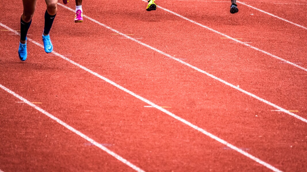 Das Bild zeigt eine Tartanbahn beim Leichtathletik.