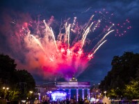 Das Ende der Abschlussfeier war ein großes Feuerwerk direkt am Brandenburger Tor. Dieses Spektakel ist auf dem Foto zu sehen.