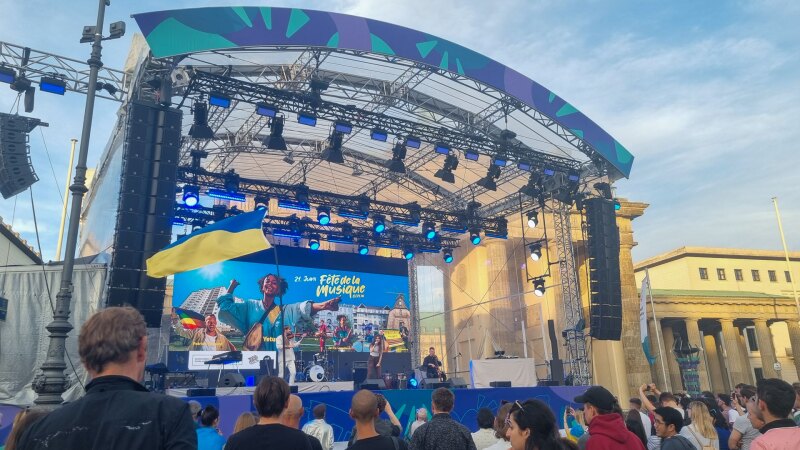 The photo shows the stage of the Fete de la Musique in front of the Brandenburg Gate, which was already set up during the National Games in cooperation with Special Olympics.