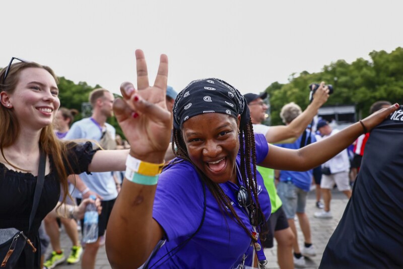 The photo shows happy people during the Athletes' Party at the Special Olympics World Games Berlin 2023. 