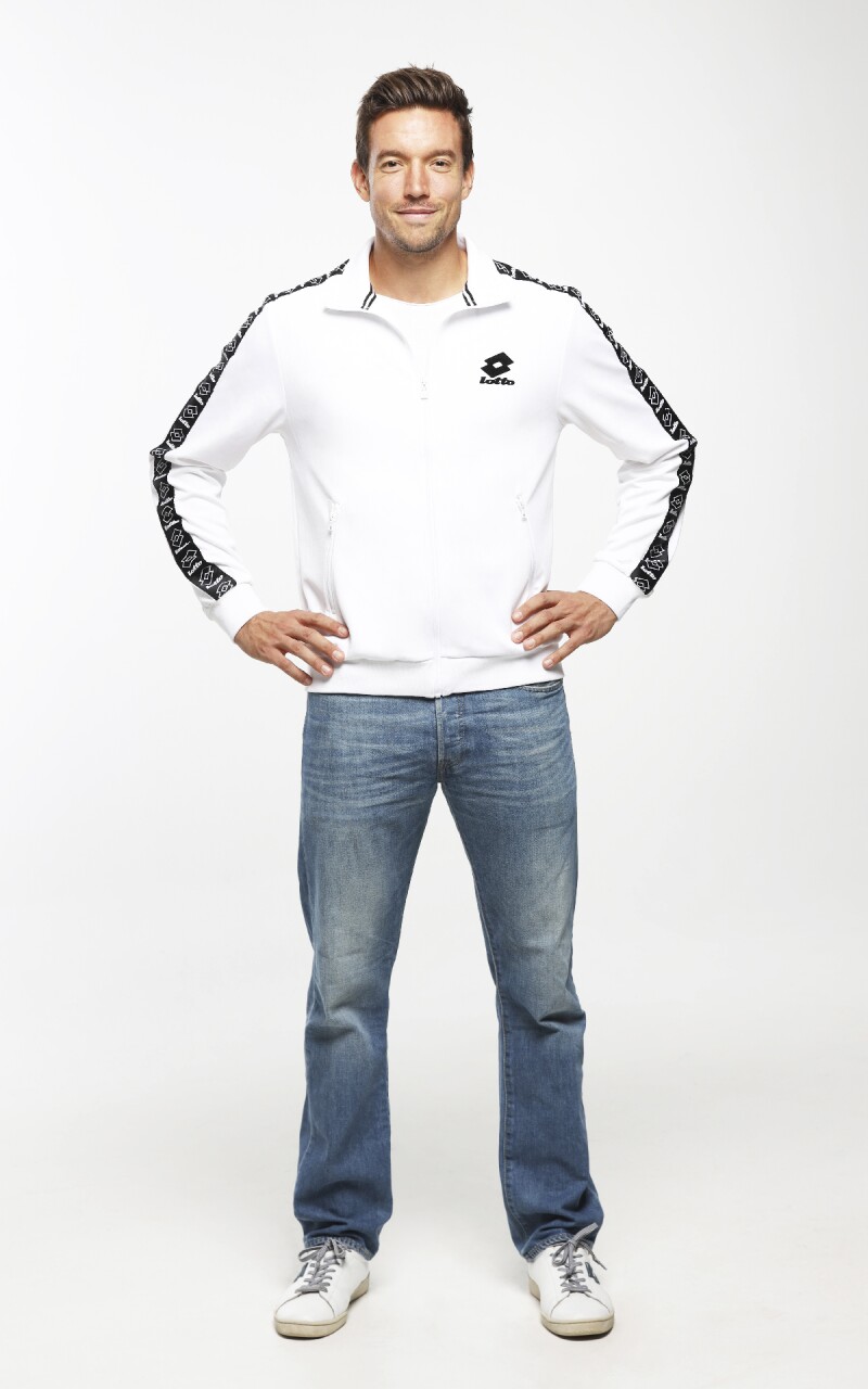 Das Foto zeigt den deutschen Tennisspieler Andreas Mies. Er hat die Hände in die Hüften gestützt und guckt freundlich in die Kamera.