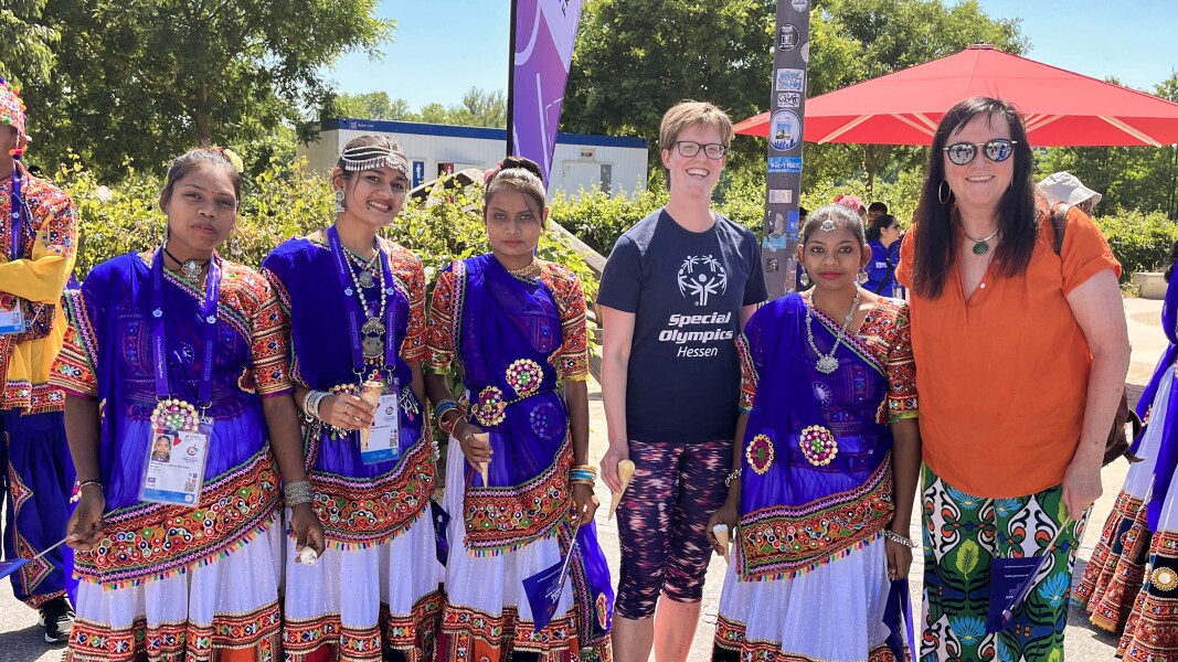 Das Foto zeigt einige Delegations-Mitglieder von SO India, die im Rahmen des Host Town Programs in Frankfurt am Main untergebracht sind. Die Frauen tragen bunte Kleider und goldenen Schmuck.