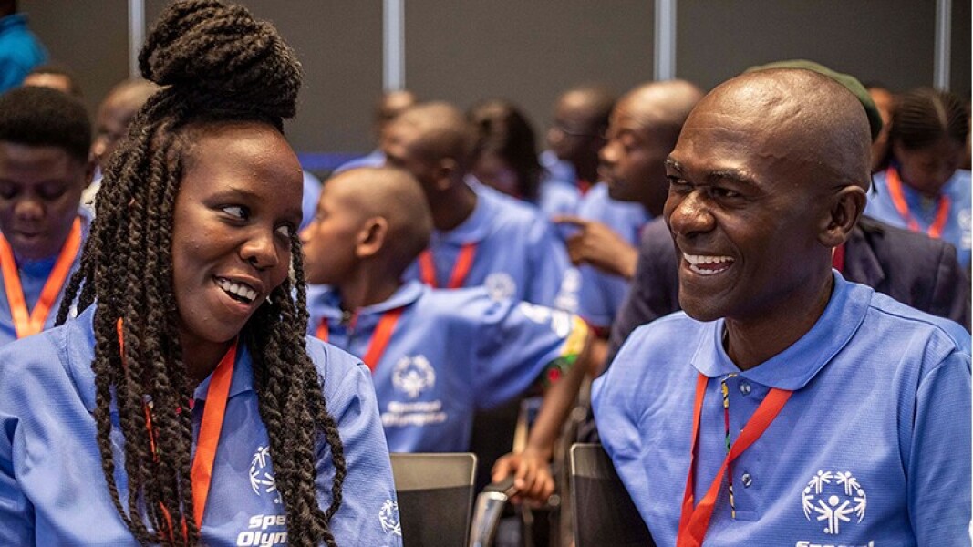 Auf diesem Foto unterhalten sich zwei Menschen und lachen dabei