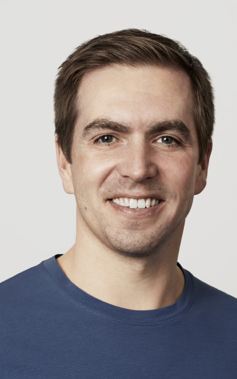 Das Foto zeigt das Gesicht des ehemaligen deutschen Fußballers Philipp Lahm. Er lächelt freundlich in die Kamera.
