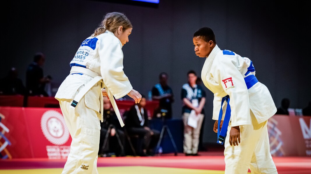 Das Foto zeigt eine Szene eines Judo-Kamps. Zwei Judoka umkreisen sich konzentriert.