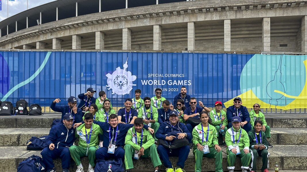 Auf dem Foto ist eine Delegation zu sehen vor der Venue. Sie schauen glücklich in die Kamera