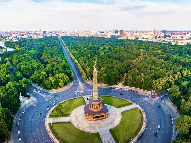 Das Foto zeigt die Siegessäule und den Tiergarten in Berlin aus der Vogelperspektive