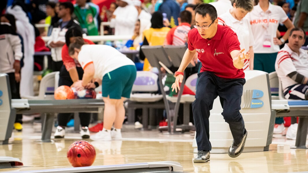 Das Foto zeigt einen Bowling-Spieler in Action, der gerade seine Kugel losgelassen hat.