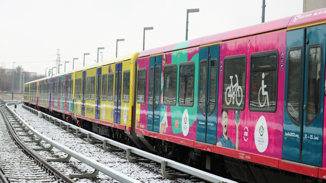 Auf dem Foto ist die beklebte S-Bahn am Olympiapark zu sehen