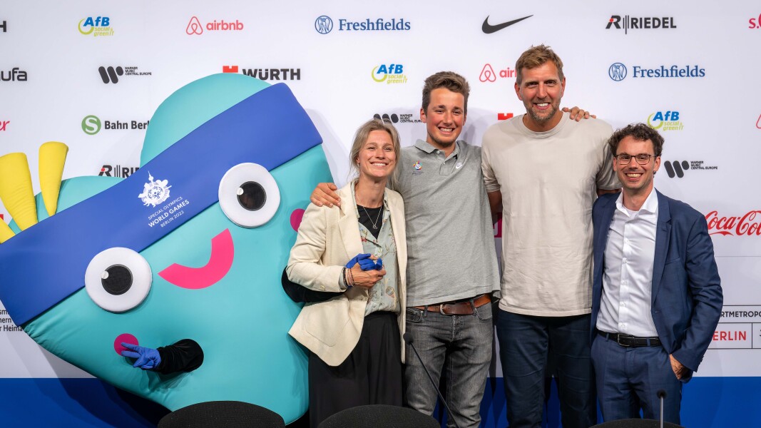 Das Maskottchen Unity posiert mit Fechterin Britta Heidemann, Speaker Louis Kleemeyer, Basketballer Dirk Nowitzki und Geschäftsführer Sven Albrecht vor der Sponsorenwand.