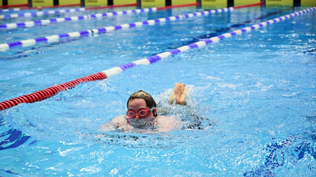 Das Foto zeigt einen Athleten beim Schwimmen.