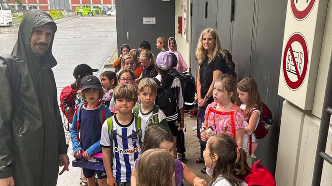 The photo shows a school class with teacher who participated in the Fans in the Stands program during the Games in Berlin.