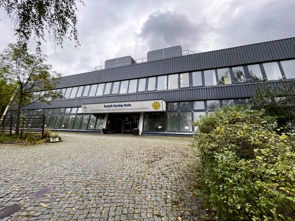 The photo shows the entrance area of Rudolf-Harbig-halle on the grounds of Olympiapark.