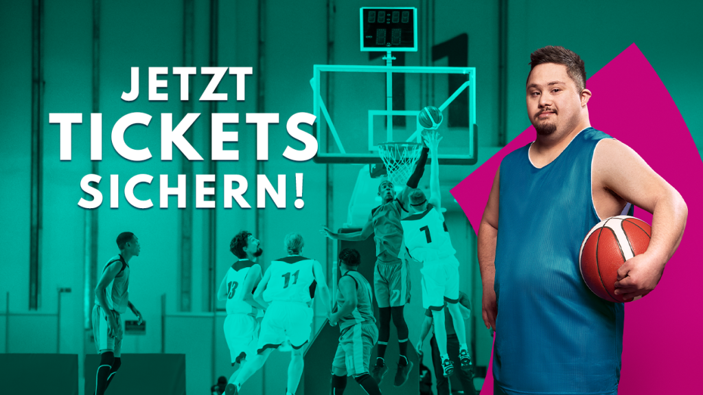 Die Grafik zeigt eine Spiel-Szene beim Basketball, dazu vorne im Fokus einen Basketballer, die stolz in die Kamera blickt. Außerdem steht darauf "Jetzt Tickets sichern!".