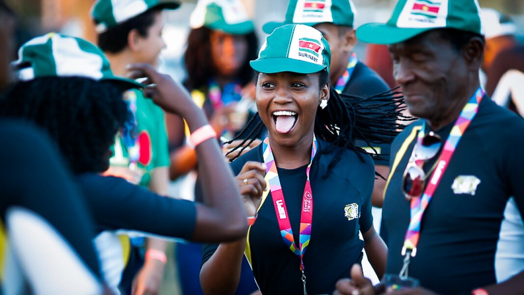 Das Foto zeigt eine Athletin die sich freut und ausgelassen tanzt.