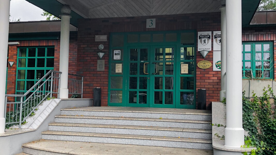 Das Foto zeigt den Eingang zum Golfclub Bad Saarow.