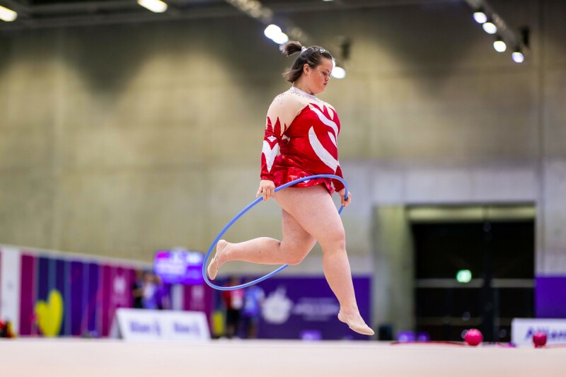 Die tschechische Gymnastin Melzerova Michaela springt während ihrer Kür durch einen blauen Ring. 