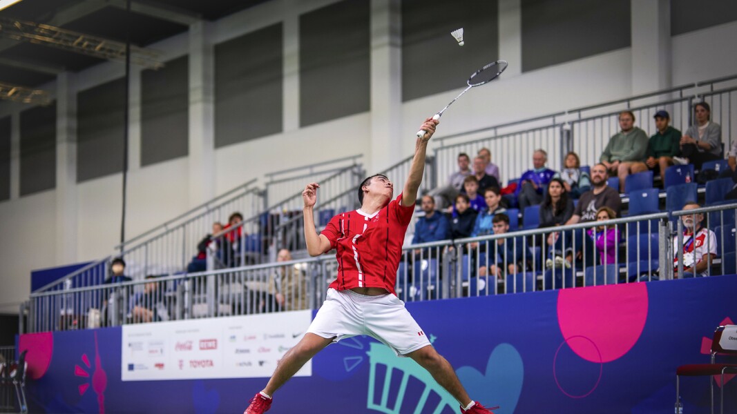 Das Foto zeigt einen Badmintonspieler in Action.