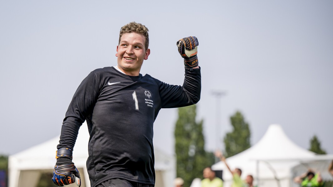 Das Bild zeigt den glücklichen Futsal-Torwart von Slowenien nach dem Teamsieg.