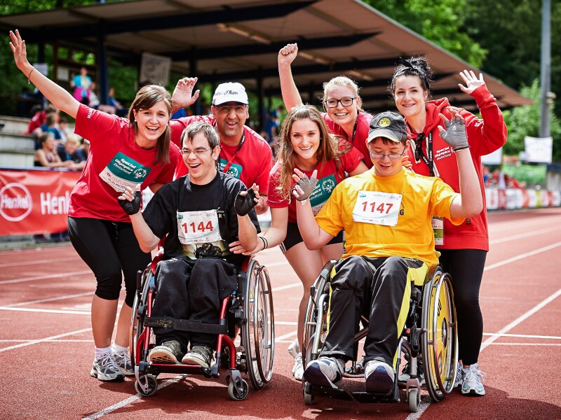 On the photo you can see athletes Jonas Gauditz and Matthias Lilpob cheering with volunteers
