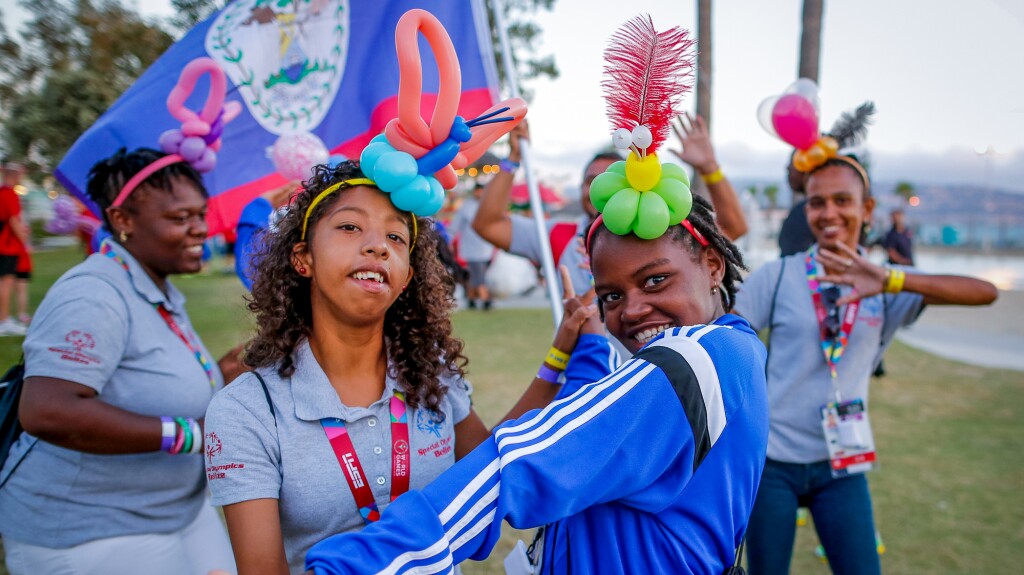 Das Foto zeigt fünf Frauen, die tanzen und selbstgebastelten Kopfschmuck tragen.