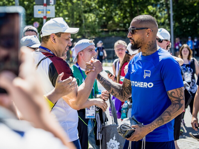 The photo shows Hertha professional player Kevin Prince Boateng greeting one of our athletes with a handshake.