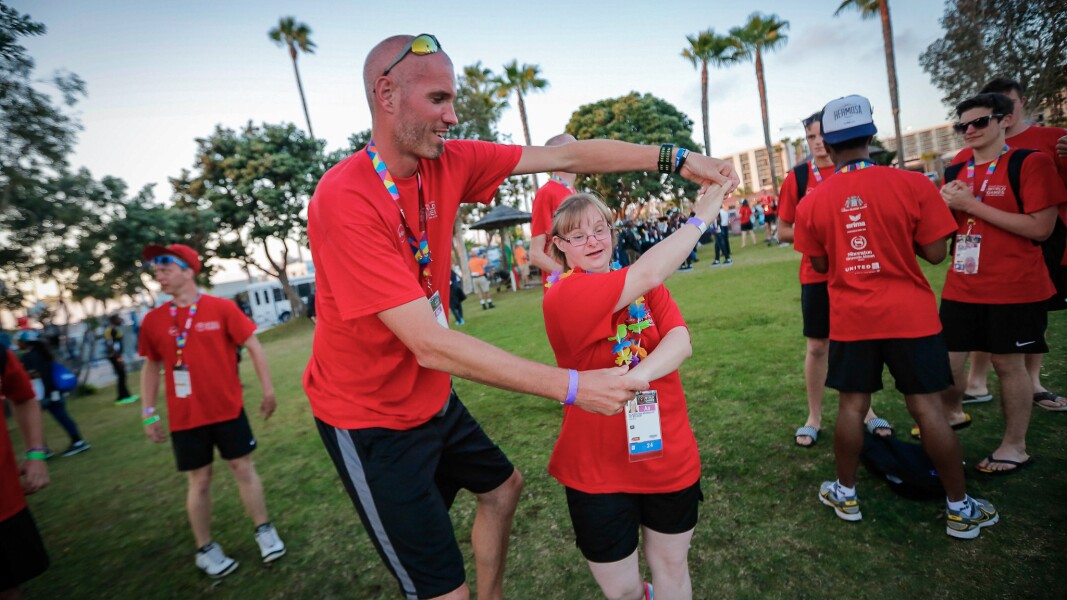 Das Foto zeigt einen Mann und eine Frau, die miteinander tanzen und sich im Kreis drehen.