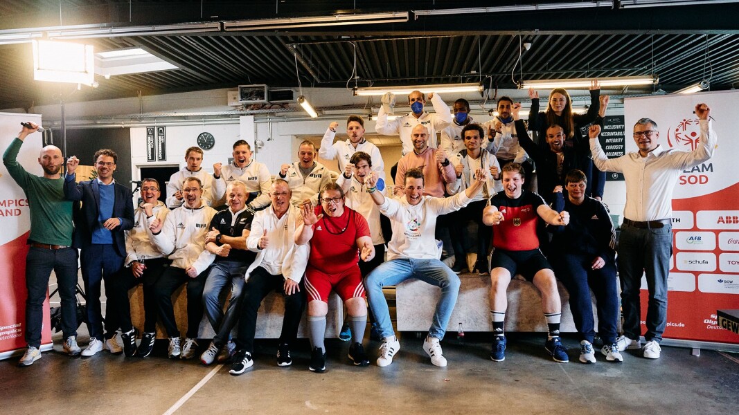 Auf dem Foto jubeln alle Beteiligten und Nominierten des Team SOD voller Vorfreude in Richtung Kamera. Sie haben gerade erfahren, dass sie an den Weltspielen teilnehmen dürfen.