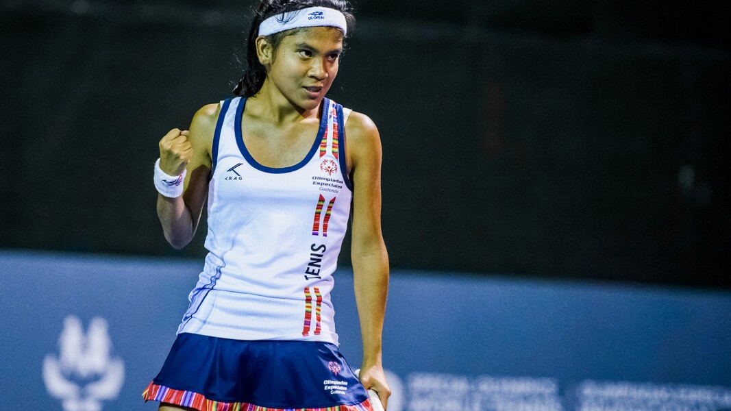 Das Foto zeigt eine Tennisspielerin im Wettbewerb, die gerade eine Faust ballt.