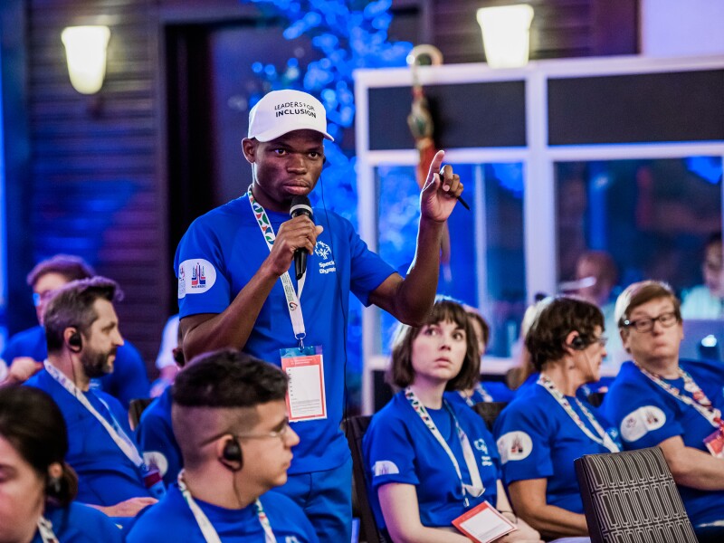 Auf dem Foto sieht man Special Olympics Global Messenger Nyasha bei einer Rede im Rahmen des Global Athlete Leader Congress.